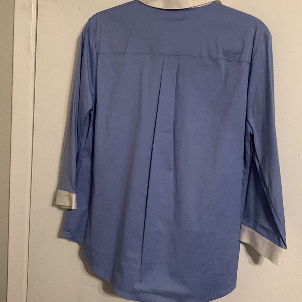 relaxed button down, point collar perfect shirt. 3/4 sleeves with button cuffs - Picture 3 of 4